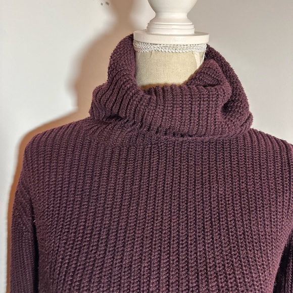 Abercrombie burgundy knit sweater - Picture 3 of 3